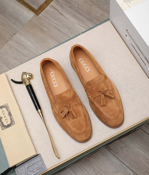 Mocassino con nappine da uomo GG in pelle scamosciata marrone chiaro 440168