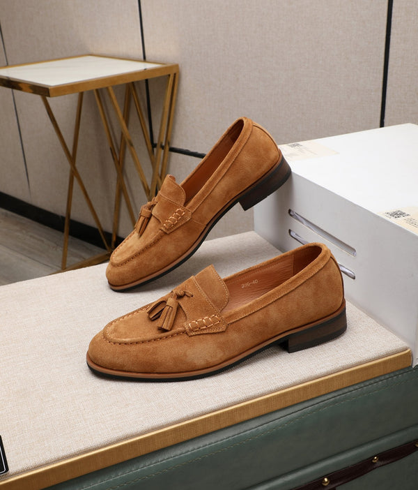 Mocassino con nappine da uomo GG in pelle scamosciata marrone chiaro 440168