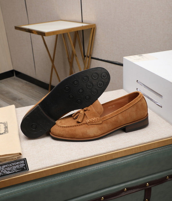 Mocassino con nappine da uomo GG in pelle scamosciata marrone chiaro 440168