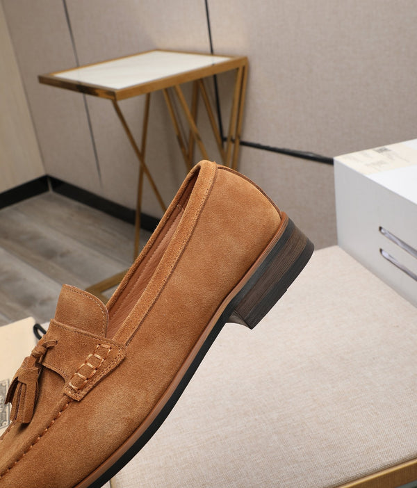 Mocassino con nappine da uomo GG in pelle scamosciata marrone chiaro 440168