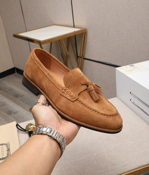 Mocassino con nappine da uomo GG in pelle scamosciata marrone chiaro 440168