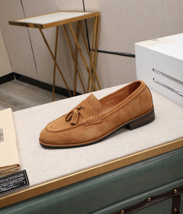 Mocassino con nappine da uomo GG in pelle scamosciata marrone chiaro 440168