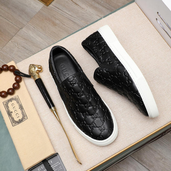 Slip-on da uomo GG in pelle di vitello goffrata nera 518844