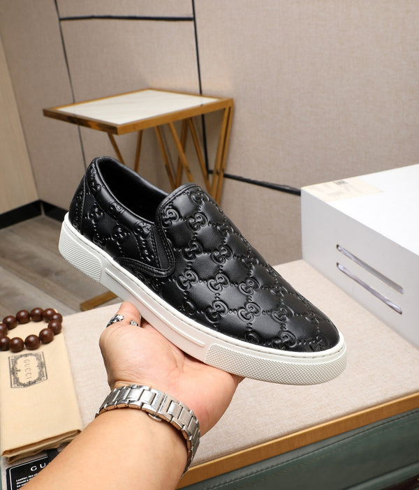 Slip-on da uomo GG in pelle di vitello goffrata nera 518844