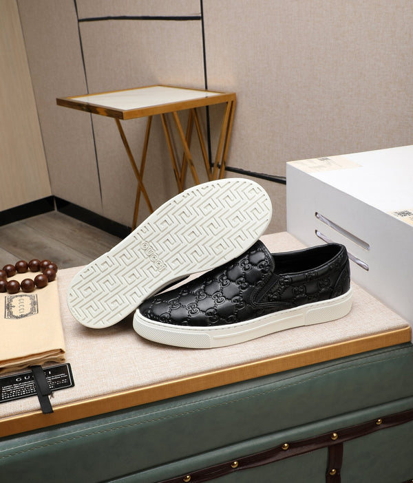 Slip-on da uomo GG in pelle di vitello goffrata nera 518844