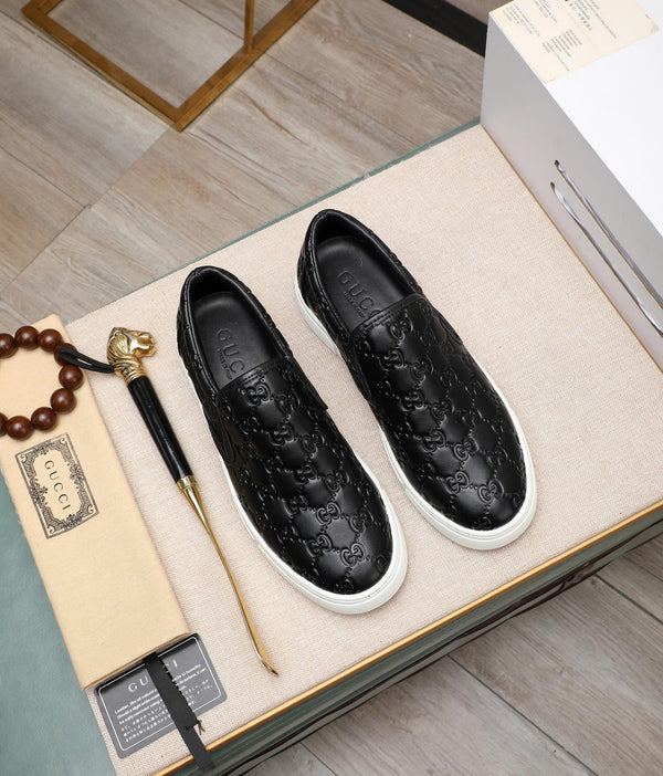 Slip-on da uomo GG in pelle di vitello goffrata nera 518844