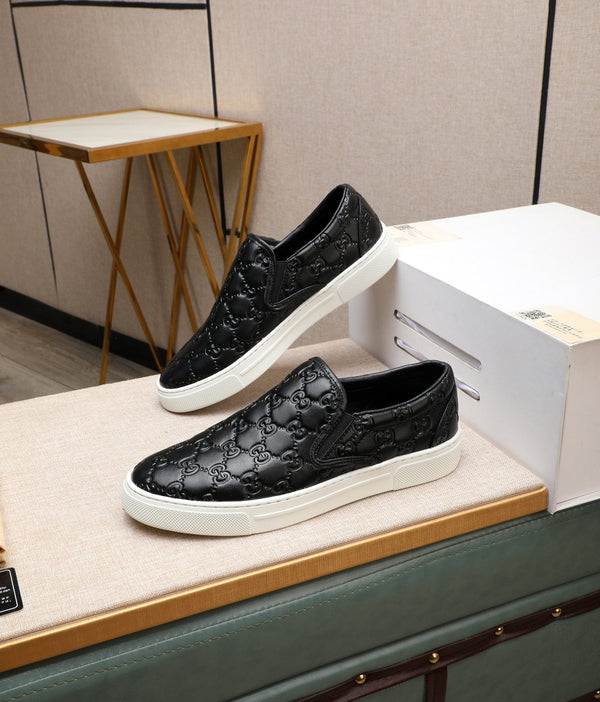 Slip-on da uomo GG in pelle di vitello goffrata nera 518844