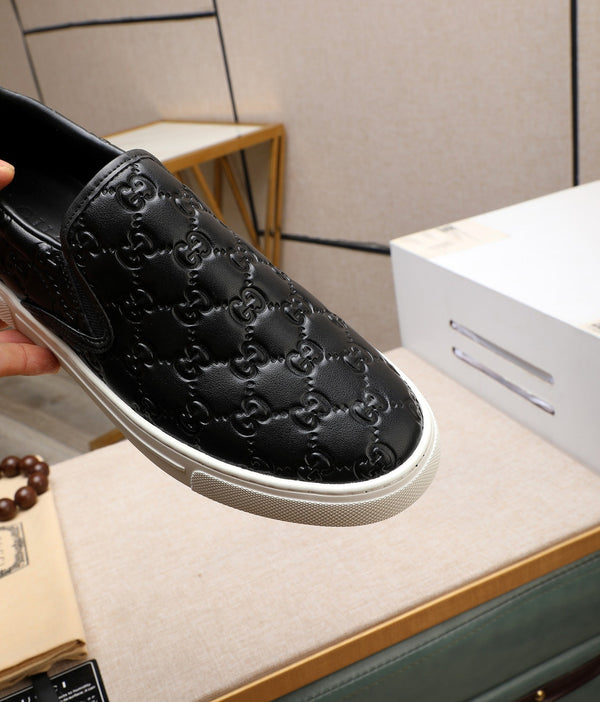 Slip-on da uomo GG in pelle di vitello goffrata nera 518844
