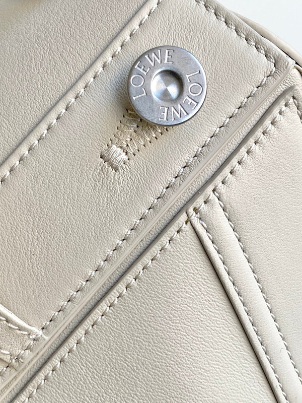 Sac Panta Small Puzzle Loewe 24 cm en cuir de veau brillant blanc