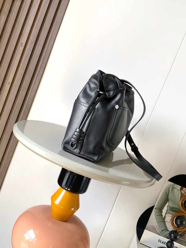 Sac pochette Flamenco moyen Loewe Panta en cuir de veau noir