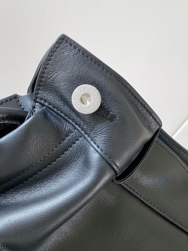 Sac pochette Flamenco moyen Loewe Panta en cuir de veau noir