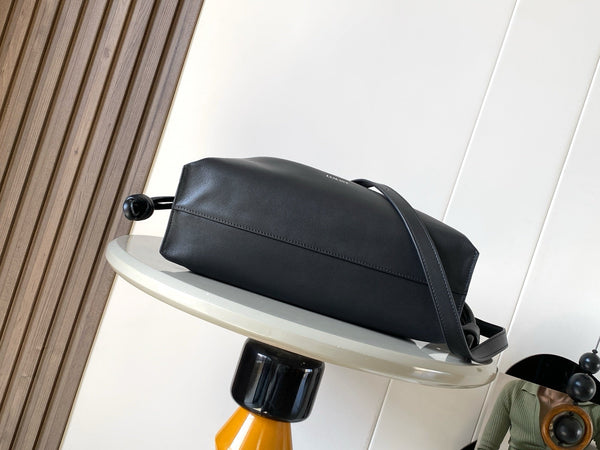 Sac pochette Flamenco moyen Loewe Panta en cuir de veau noir