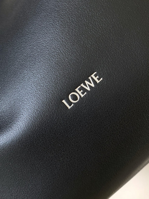 Sac pochette Flamenco moyen Loewe Panta en cuir de veau noir