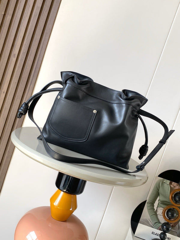 Sac pochette Flamenco moyen Loewe Panta en cuir de veau noir