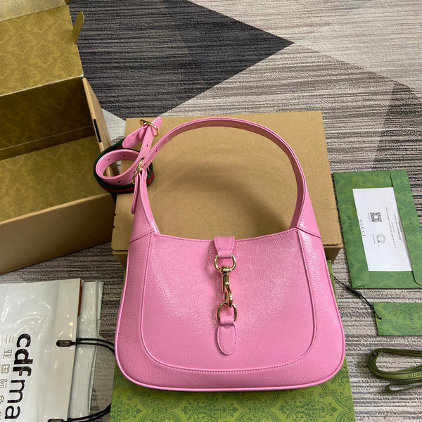 BORSA A TRACOLLA JACKIE PICCOLA 27 IN PELLE DI VITELLO LACCATA ROSA SCREPOLATA E FERRAMENTA ORO 