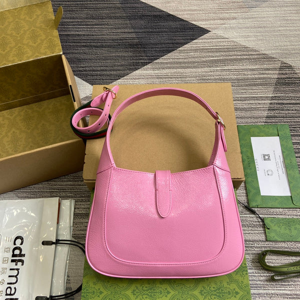 BORSA A TRACOLLA JACKIE PICCOLA 27 IN PELLE DI VITELLO LACCATA ROSA SCREPOLATA E FERRAMENTA ORO 