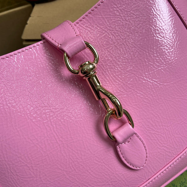 BORSA A TRACOLLA JACKIE PICCOLA 27 IN PELLE DI VITELLO LACCATA ROSA SCREPOLATA E FERRAMENTA ORO 