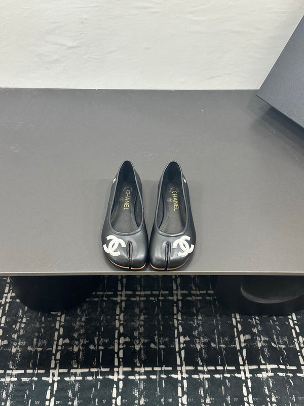 CC 26s Coco Beach Split-Toe Ballet Flats Black Lambskin 832540