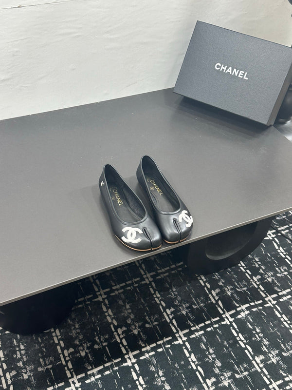 CC 26s Coco Beach Split-Toe Ballet Flats Black Lambskin 832540