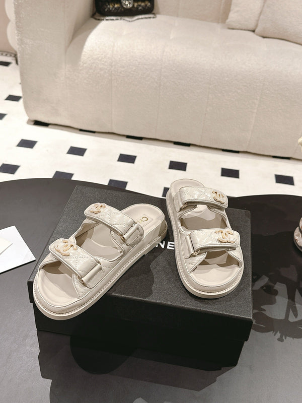 sandalo mulo con logo cc 25p e perla in pelle grigia 237584