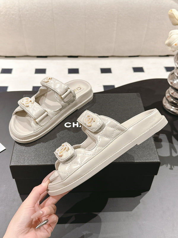 sandalo mulo con logo cc 25p e perla in pelle grigia 237584