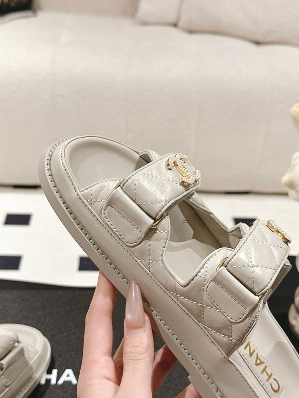 sandalo mulo con logo cc 25p e perla in pelle grigia 237584