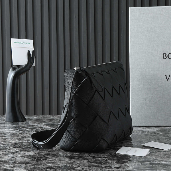 BV 25S DIAGO HOBO 39 IN BLACK GRAIN COWHIDE