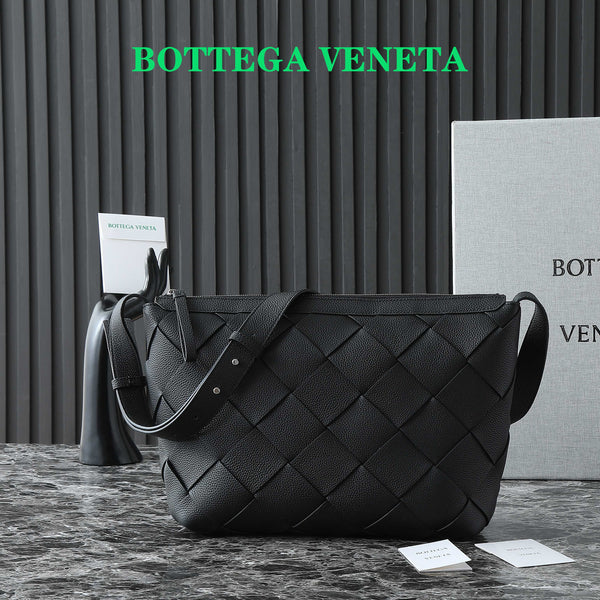 BV 25S DIAGO HOBO 39 IN BLACK GRAIN COWHIDE