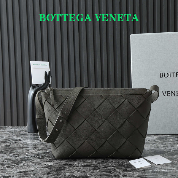 BV 25S DIAGO HOBO 39 IN VERY DEEP OLIVE GRAIN COWHIDE