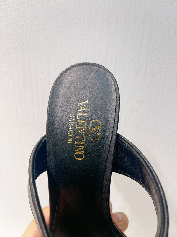 Sandalo con tacco VT in pelle di vacchetta nera 292877