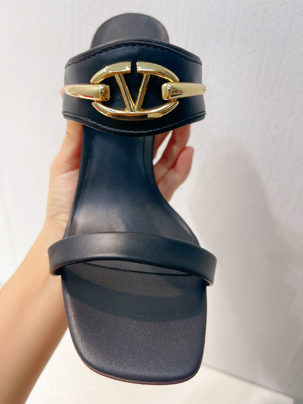 Sandalo con tacco VT in pelle di vacchetta nera 292877