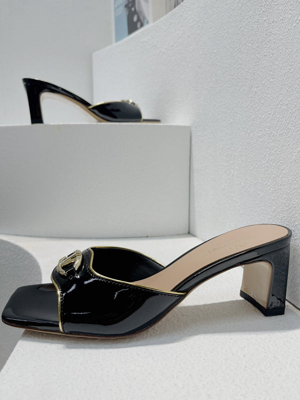 Sandalo con tacco medio VT in pelle di pecora nera 292757