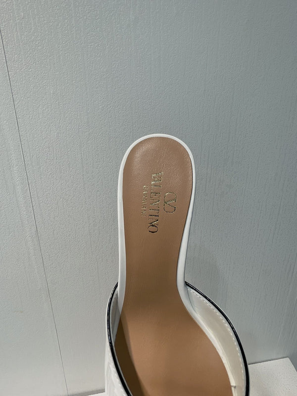 Sandalo con tacco medio VT in pelle di pecora bianca 292758