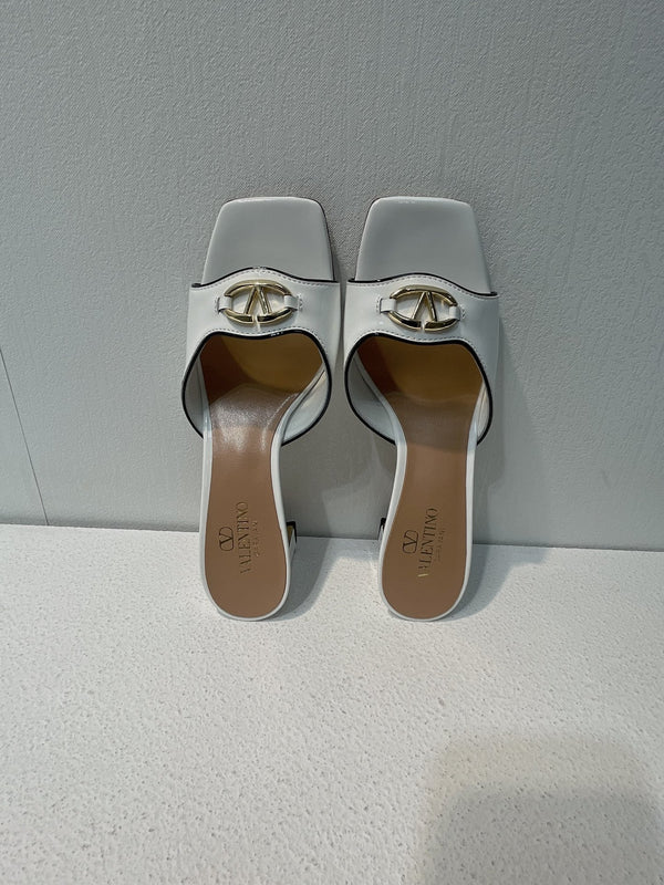 Sandalo con tacco medio VT in pelle di pecora bianca 292758