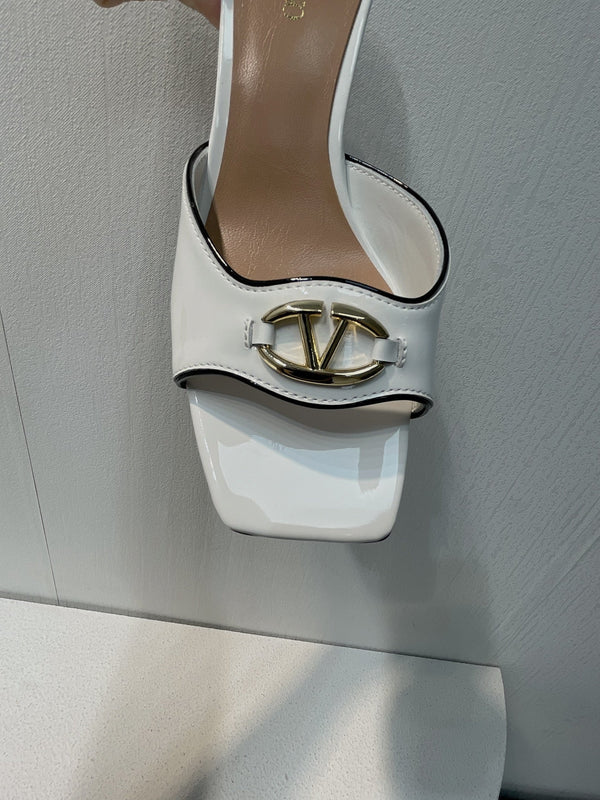 Sandalo con tacco medio VT in pelle di pecora bianca 292758