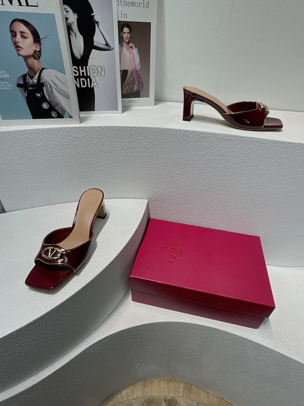 Sandalo con tacco medio VT in pelle di pecora rosso rubino 292761