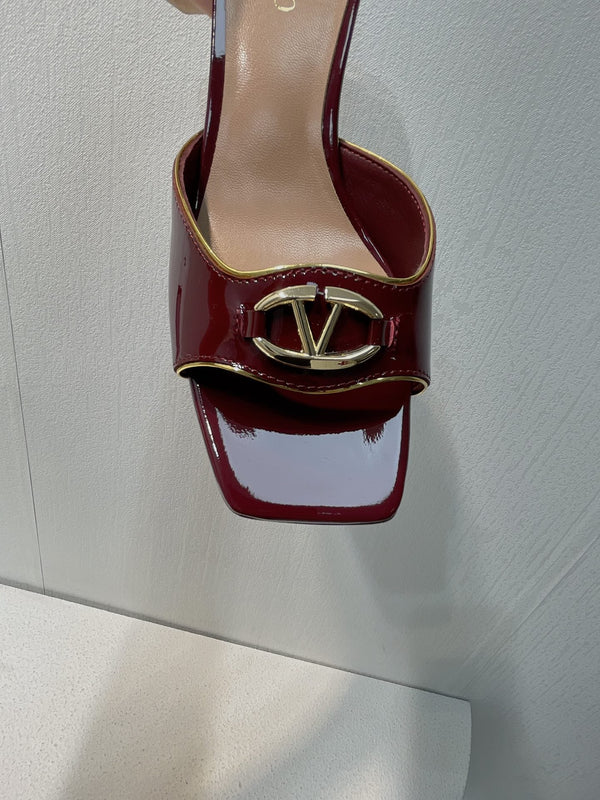 Sandalo con tacco medio VT in pelle di pecora rosso rubino 292761