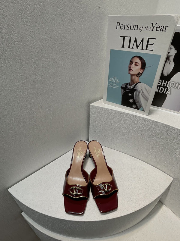 Sandalo con tacco medio VT in pelle di pecora rosso rubino 292761