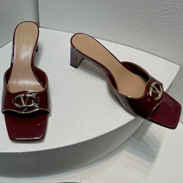 Sandalo con tacco medio VT in pelle di pecora rosso rubino 292761