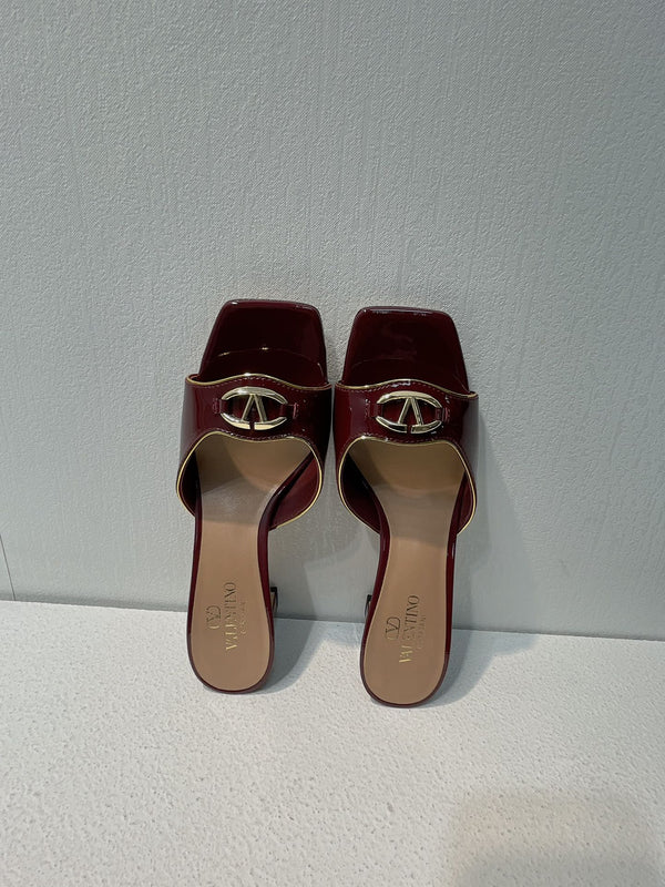 Sandalo con tacco medio VT in pelle di pecora rosso rubino 292761