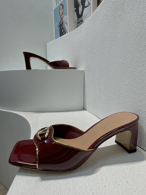 Sandalo con tacco medio VT in pelle di pecora rosso rubino 292761