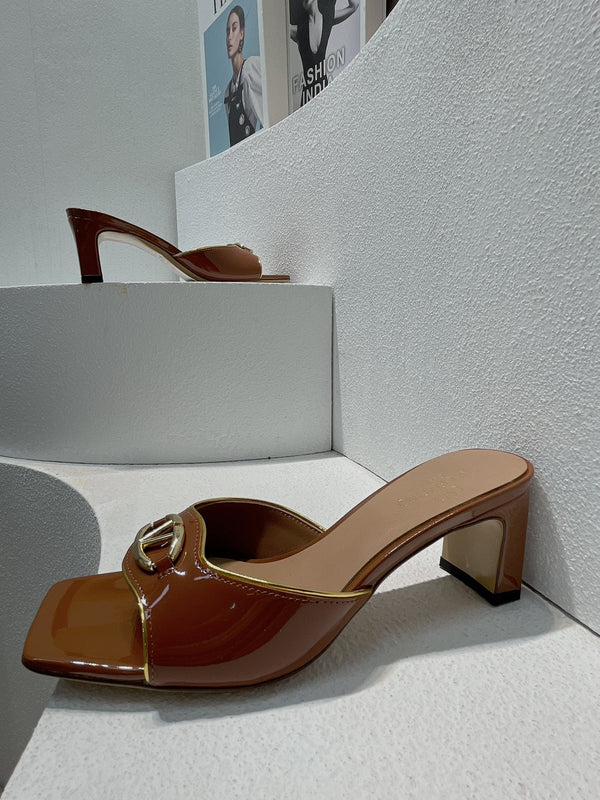 Sandalo con tacco medio VT in pelle di pecora marrone 292762