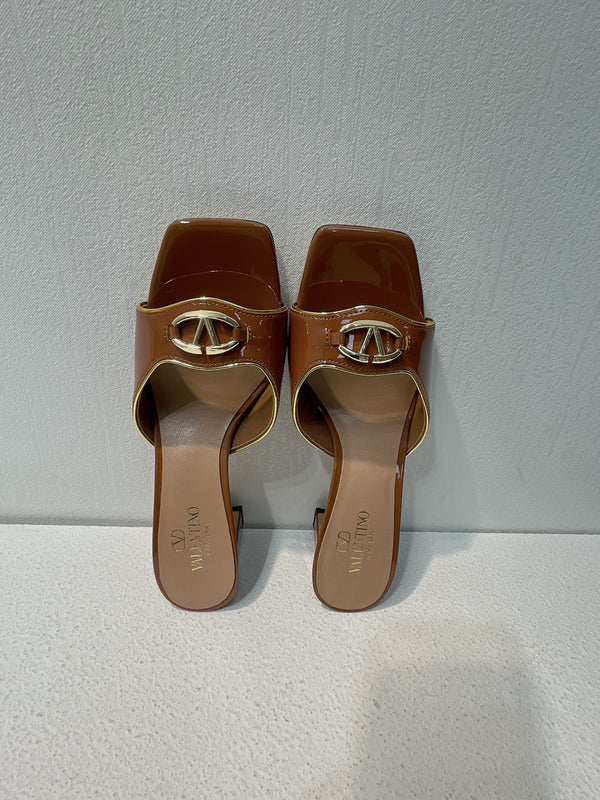 Sandalo con tacco medio VT in pelle di pecora marrone 292762