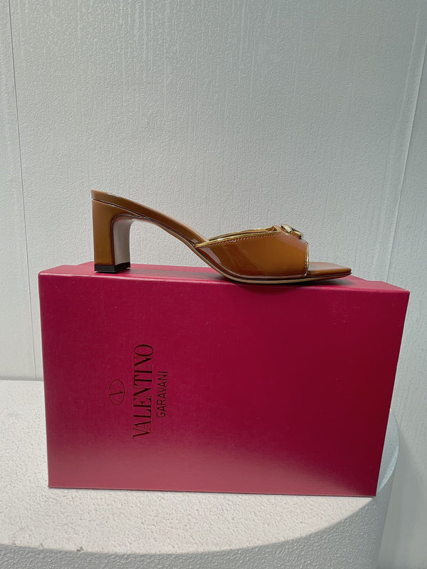 Sandalo con tacco medio VT in pelle di pecora marrone 292762