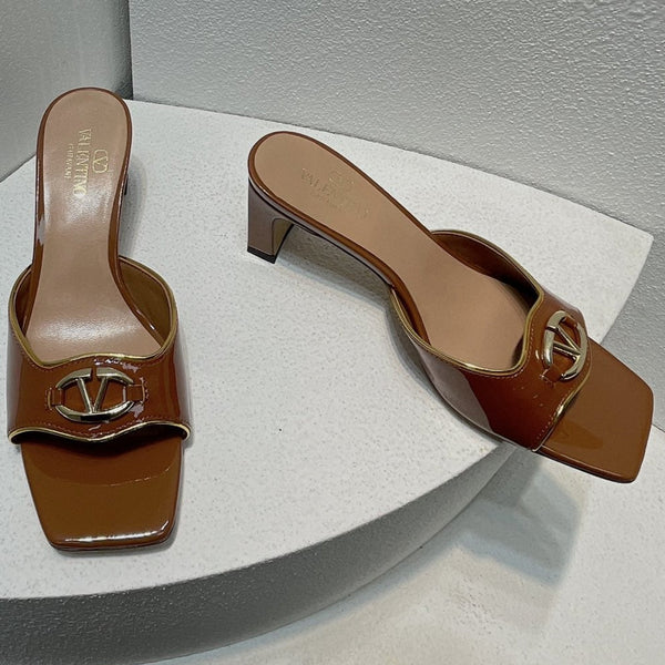 Sandalo con tacco medio VT in pelle di pecora marrone 292762