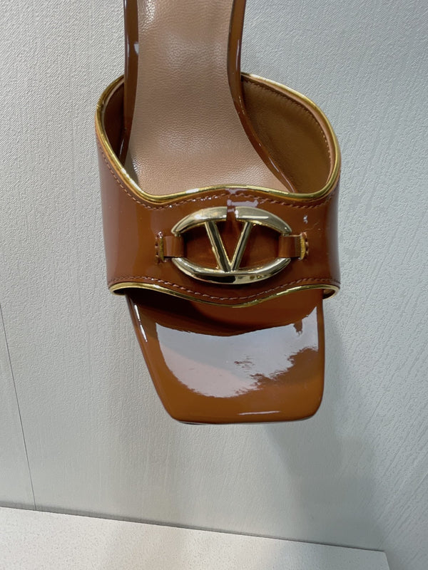 Sandalo con tacco medio VT in pelle di pecora marrone 292762