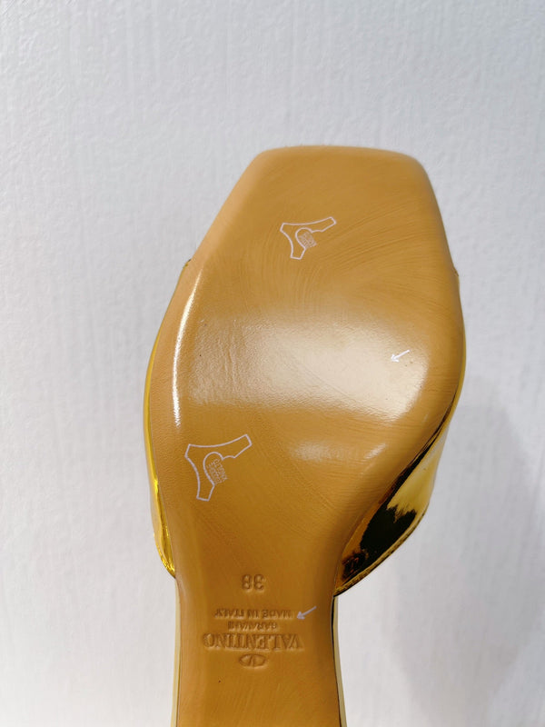 Sandalo con tacco medio VT in pelle di pecora dorata 292764