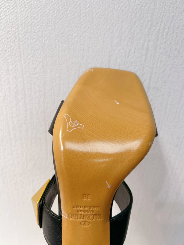 Sandali in pelle con borchie VT One in vacchetta nera 292887