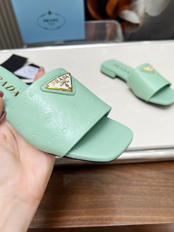 PRA SAFFIANO PATENT SLIDES MOTIVO STRUZZO PELLE DI VITELLO SEAFOAM