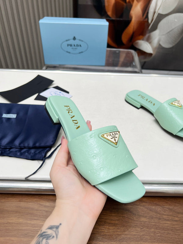 PRA SAFFIANO PATENT SLIDES MOTIVO STRUZZO PELLE DI VITELLO SEAFOAM